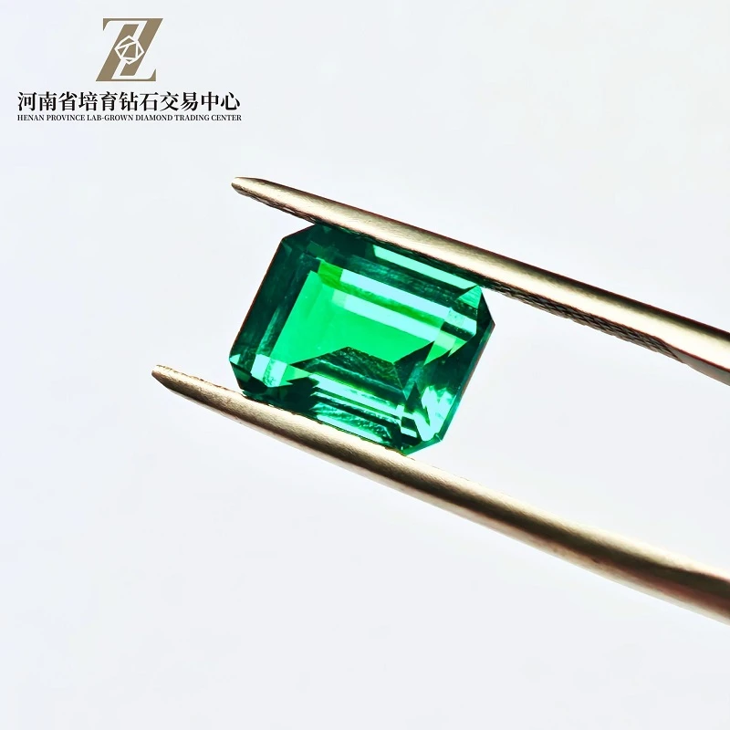 5.035 Carat Lab-제작 에메랄드(에메랄드 컷)